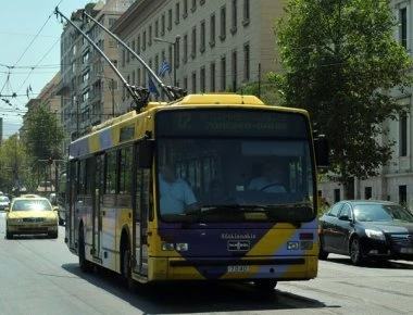 Άγρια ληστεία σε στάση τρόλεϊ - Έσυραν 28χρονη στην άσφαλτο για ένα κινητό